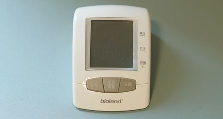 爱与关怀的守护者 爱奥乐臂式血压计与按摩器，为家人健康保驾护航